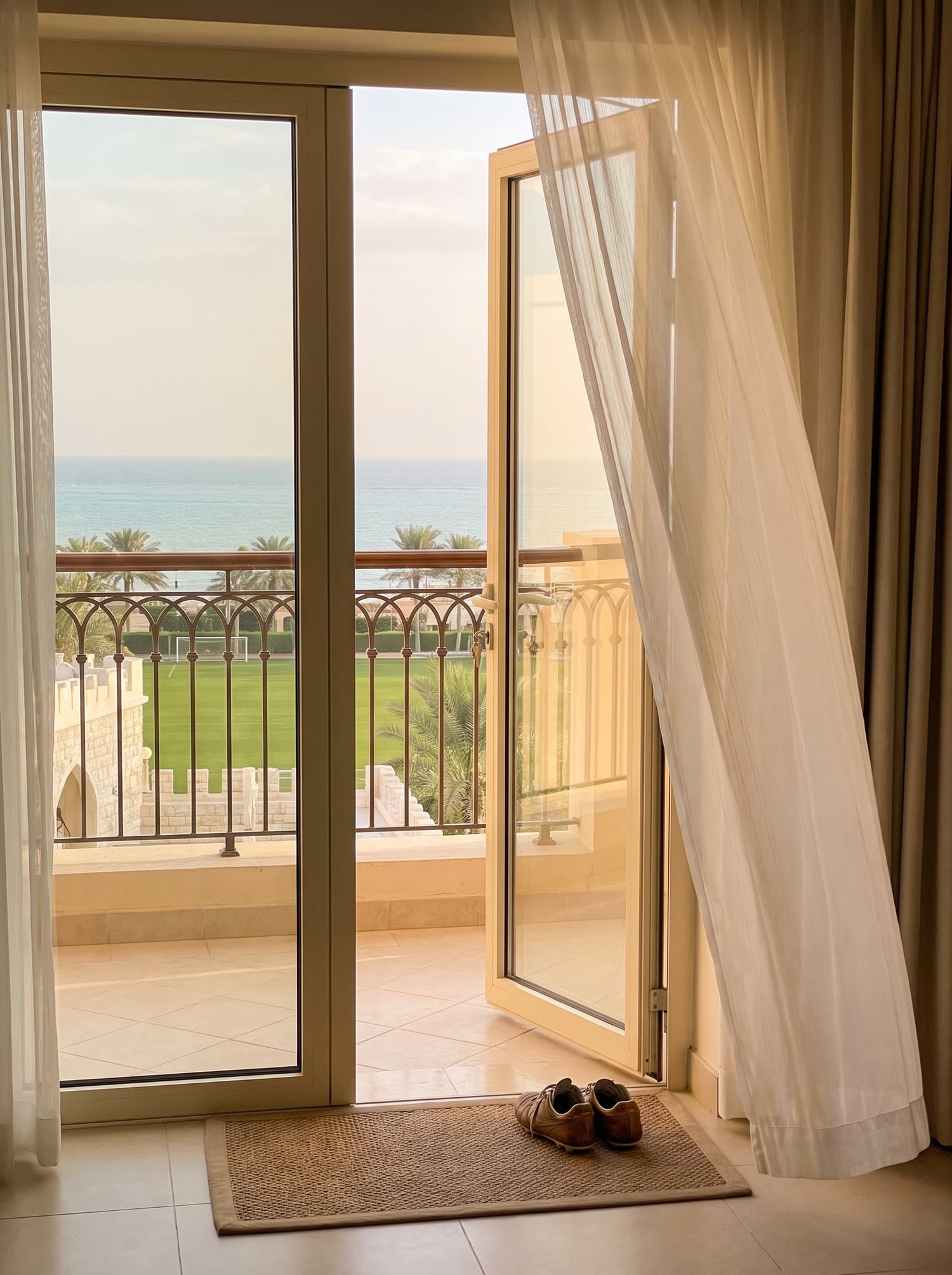 Blick vom Hotelzimmer auf den Platz und das Meer