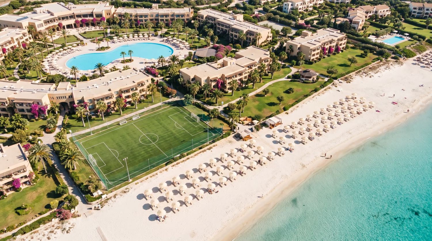 Hotelanlage von oben: Strand, Pool und der Fußballplatz auf dem Gelände
