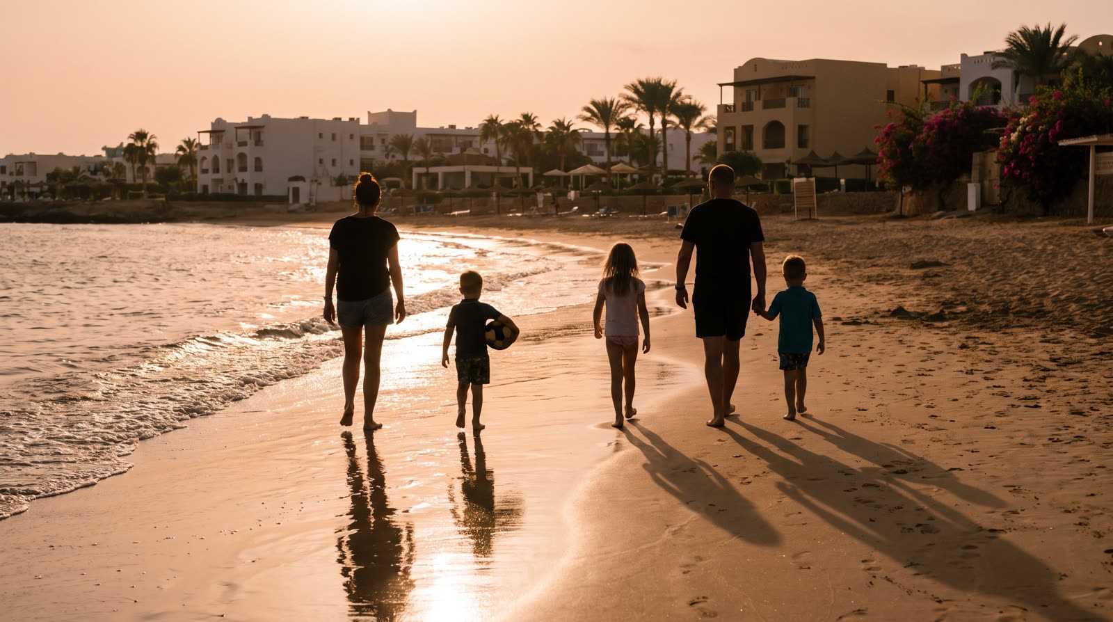 Familie am Strand im Abendlicht